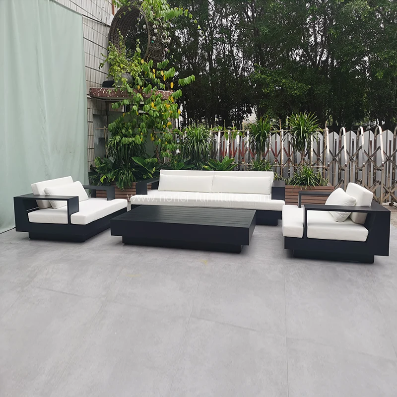 Ang mga modernong minimalist na itim na aluminyo na frame sa labas ng sofa