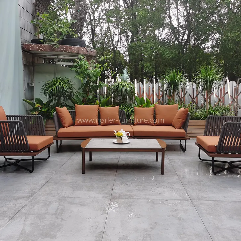 Modernong orange teak na base ng kahoy na pinagtagpi ng backrest panlabas na sofa